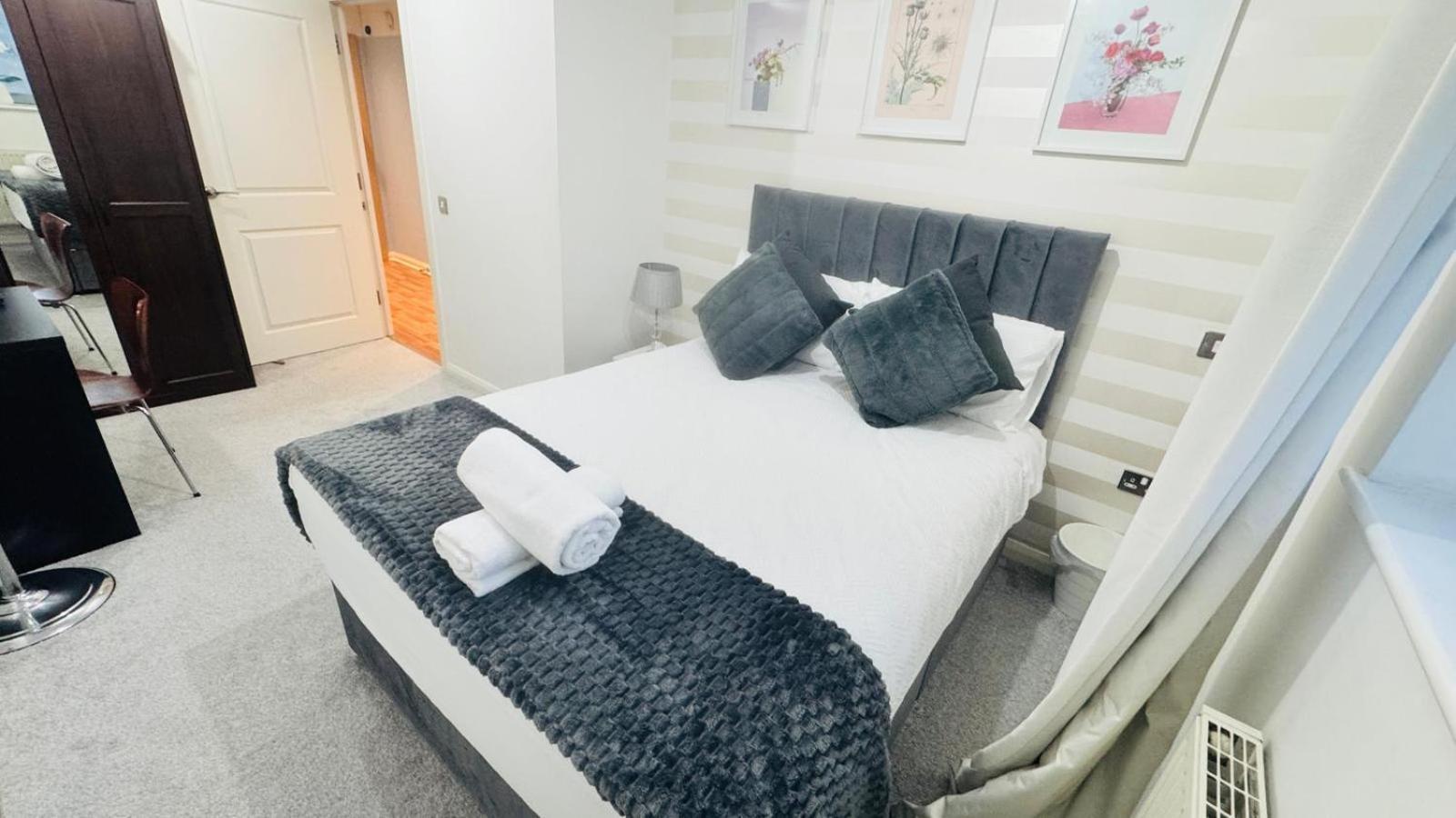 Entire Next To Canary Wharf In *