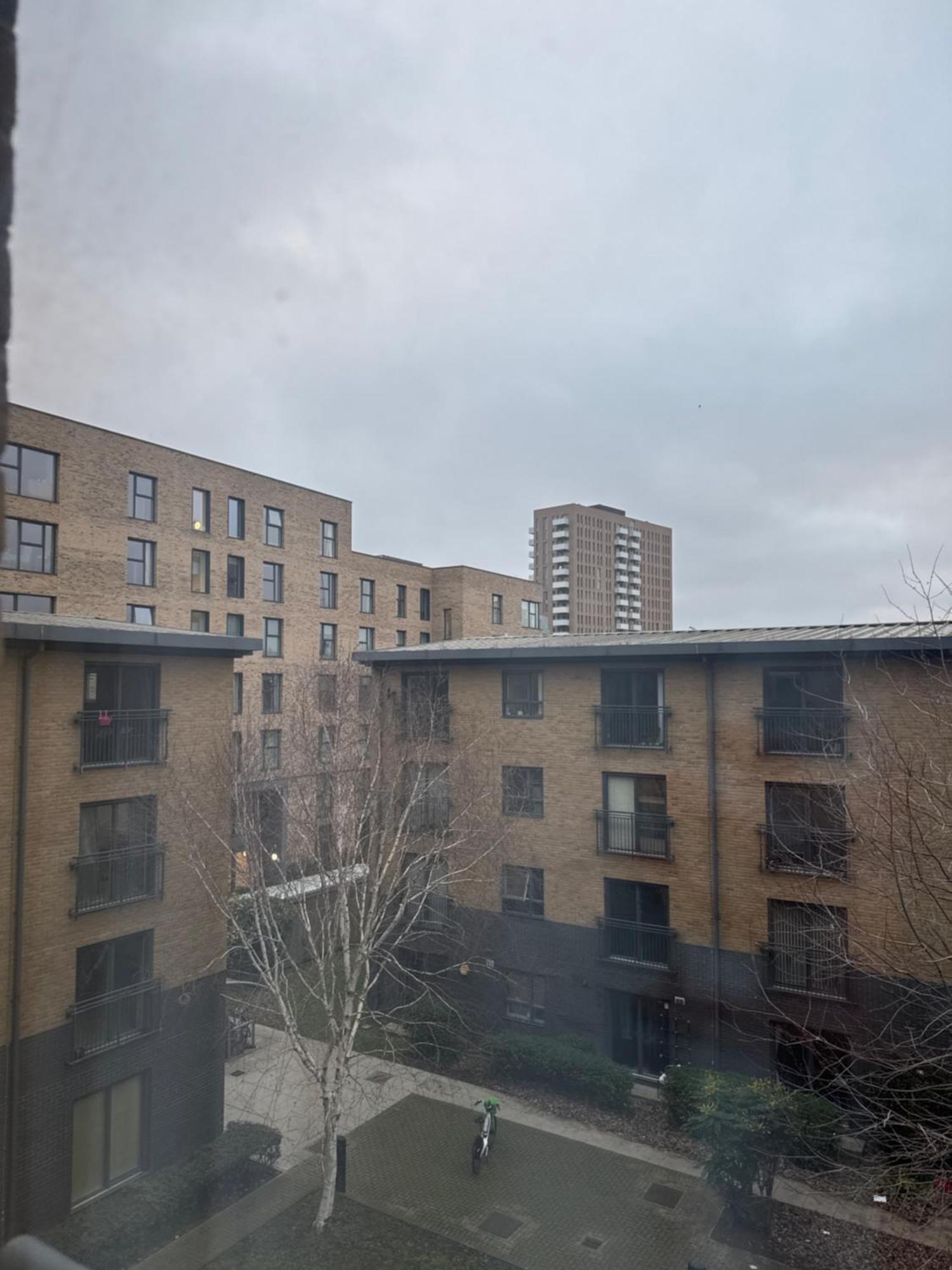 1- Bed Flat With Easy Access To Bow Station * London
