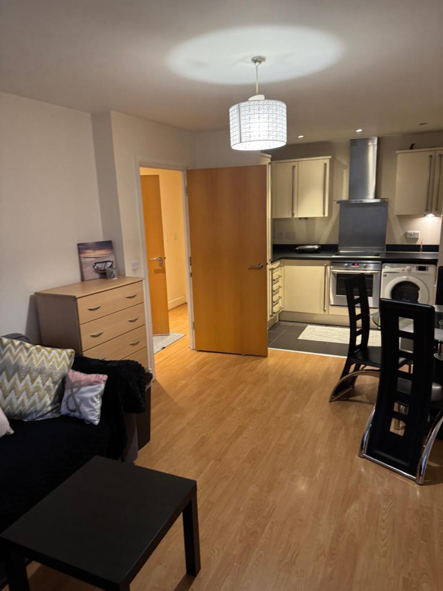 1- Bed Flat With Easy Access To Bow Station * London