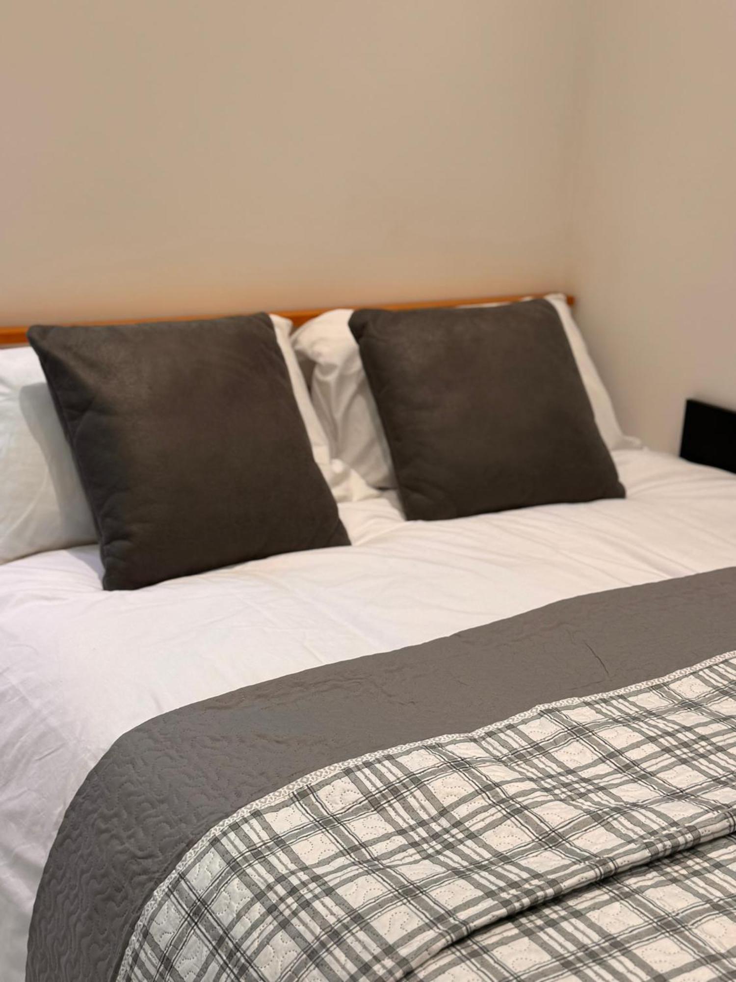 Modern House E15 Stratford - Sleeps 2 - 9, Fast Links To London, Near O2, Greenwich & Olympic Park, Child-friendly Garden, Free Parking *