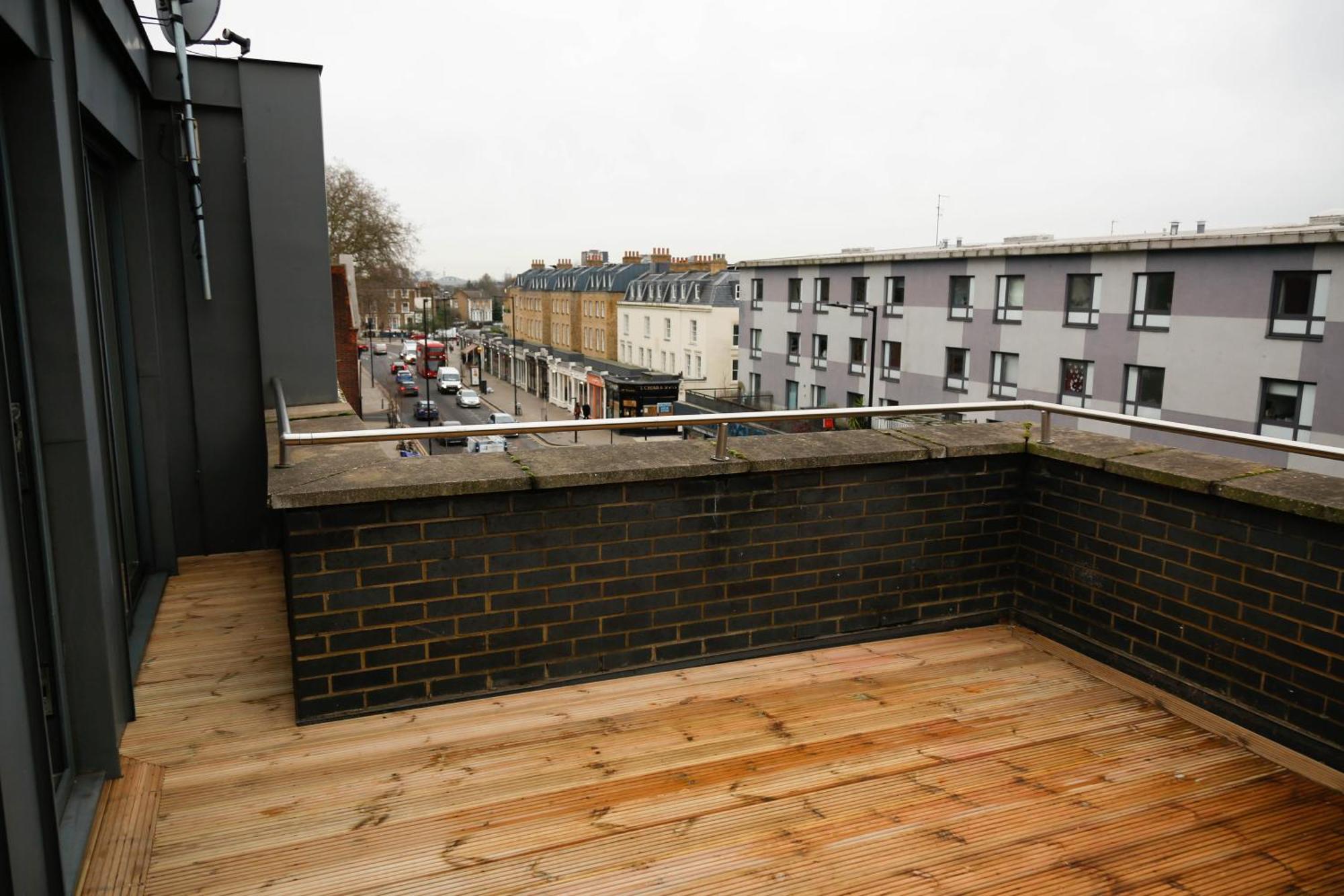 New Luxury In Location Next To Shops, Cafes, Bars & Metro Appartement