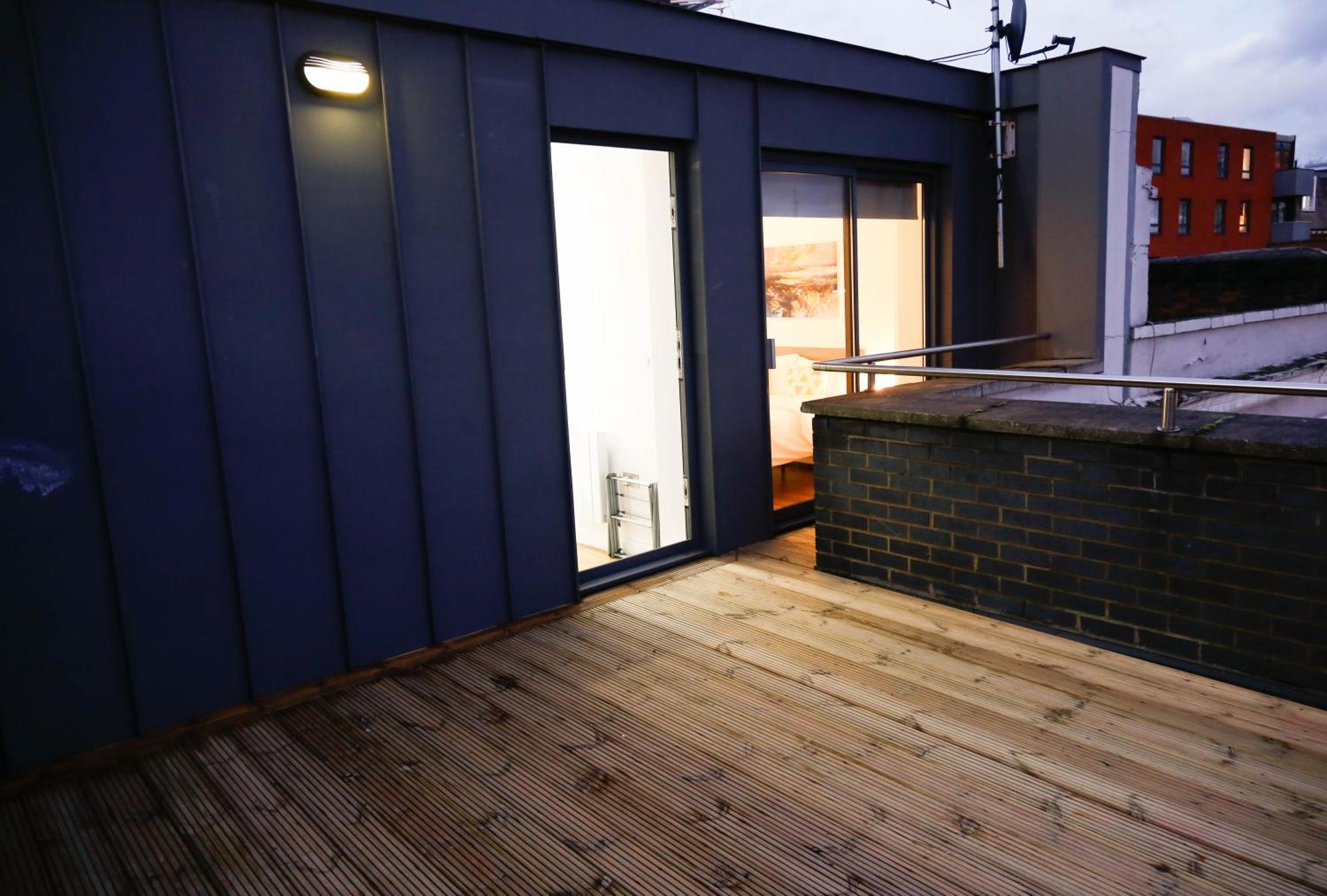 New Luxury In Location Next To Shops, Cafes, Bars & Metro Appartement *