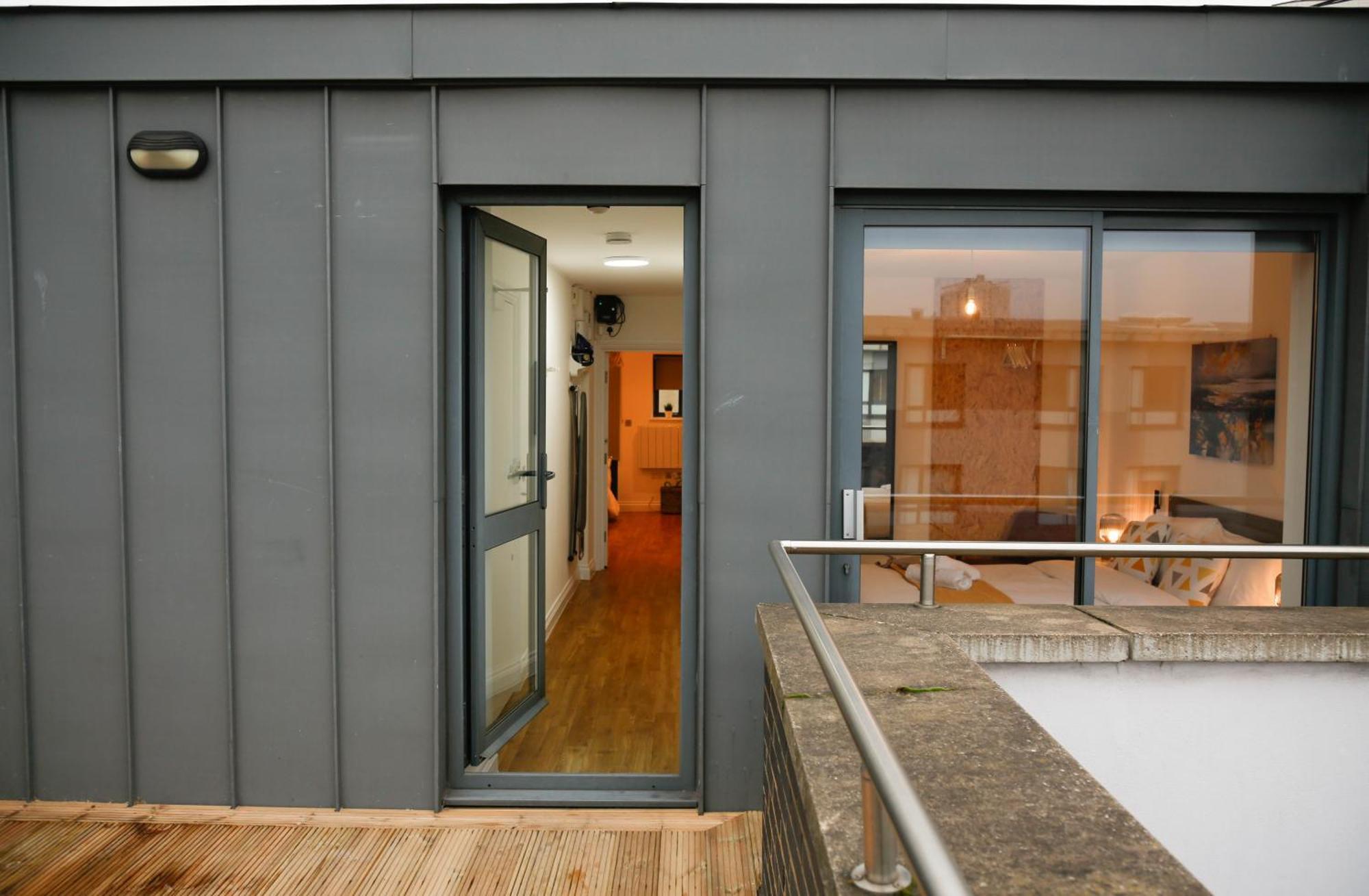New Luxury In Location Next To Shops, Cafes, Bars & Metro Appartement