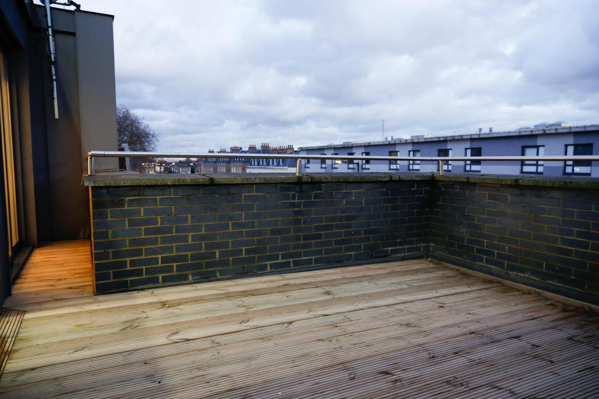 New Luxury In Location Next To Shops, Cafes, Bars & Metro Appartement *