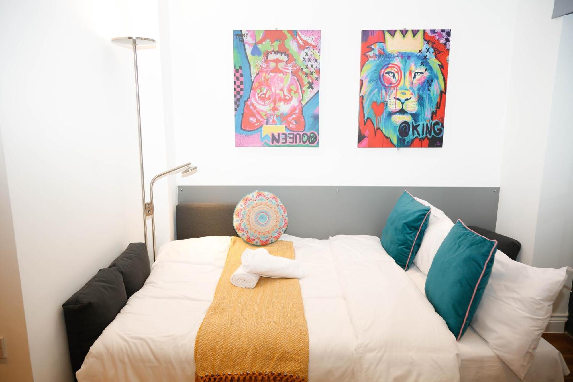New Luxury In Location Next To Shops, Cafes, Bars & Metro Appartement
