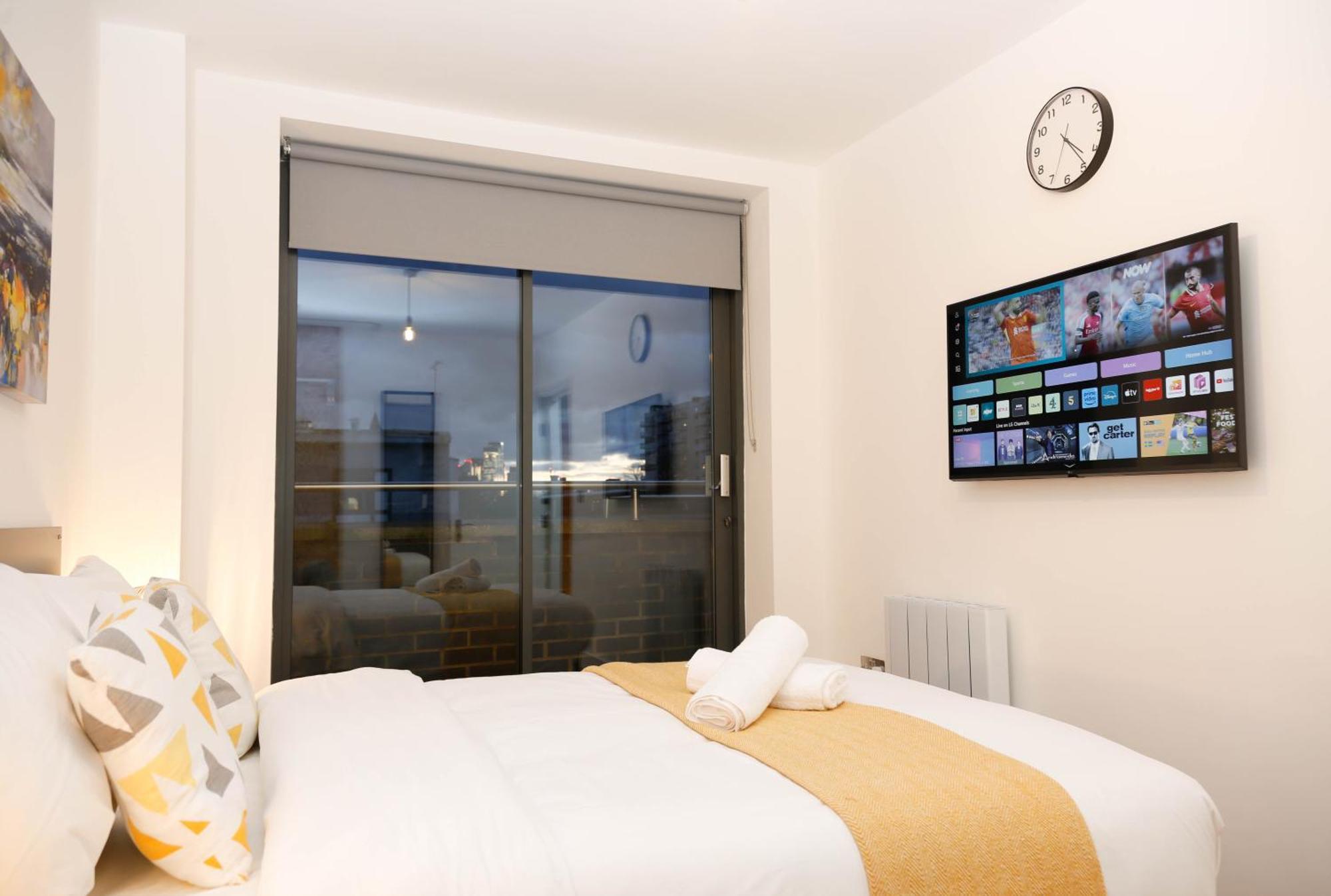 New Luxury In Location Next To Shops, Cafes, Bars & Metro Appartement