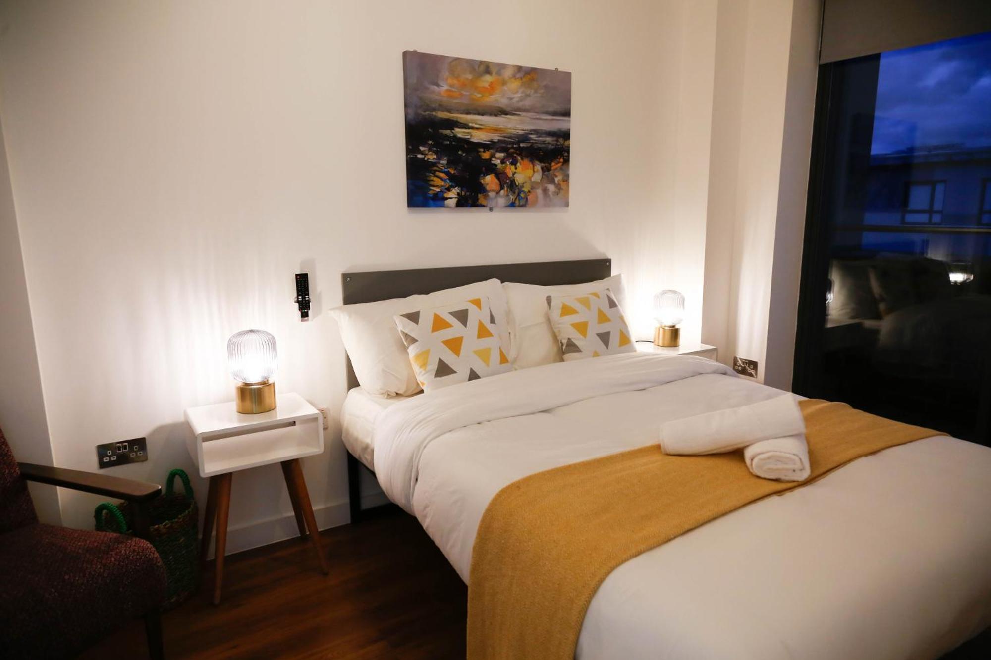 New Luxury In Location Next To Shops, Cafes, Bars & Metro Appartement *