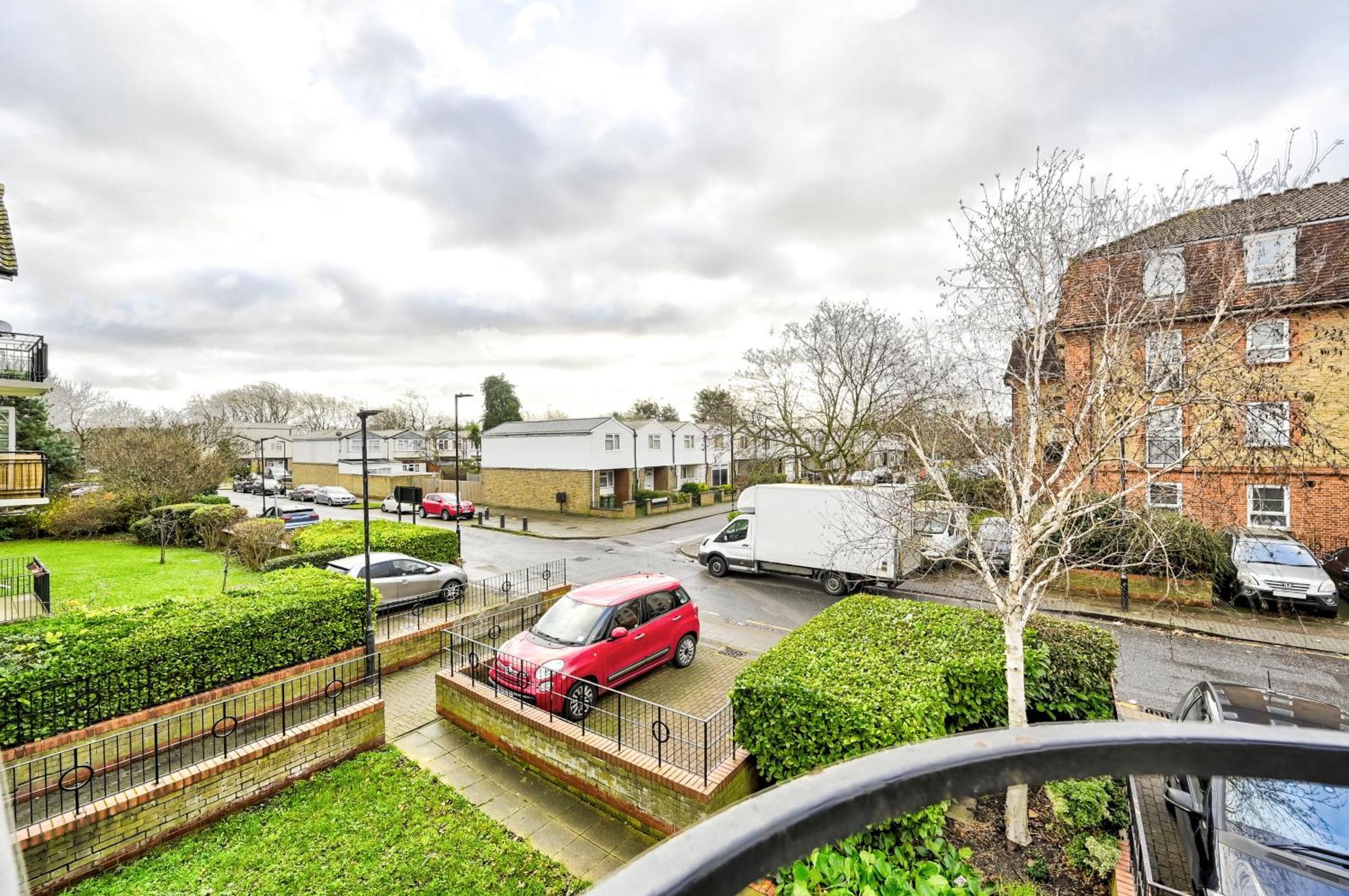 Cosy 1-Bed E15, Sleeps 4, 1 Min From Tube Station Near O2 Arena *