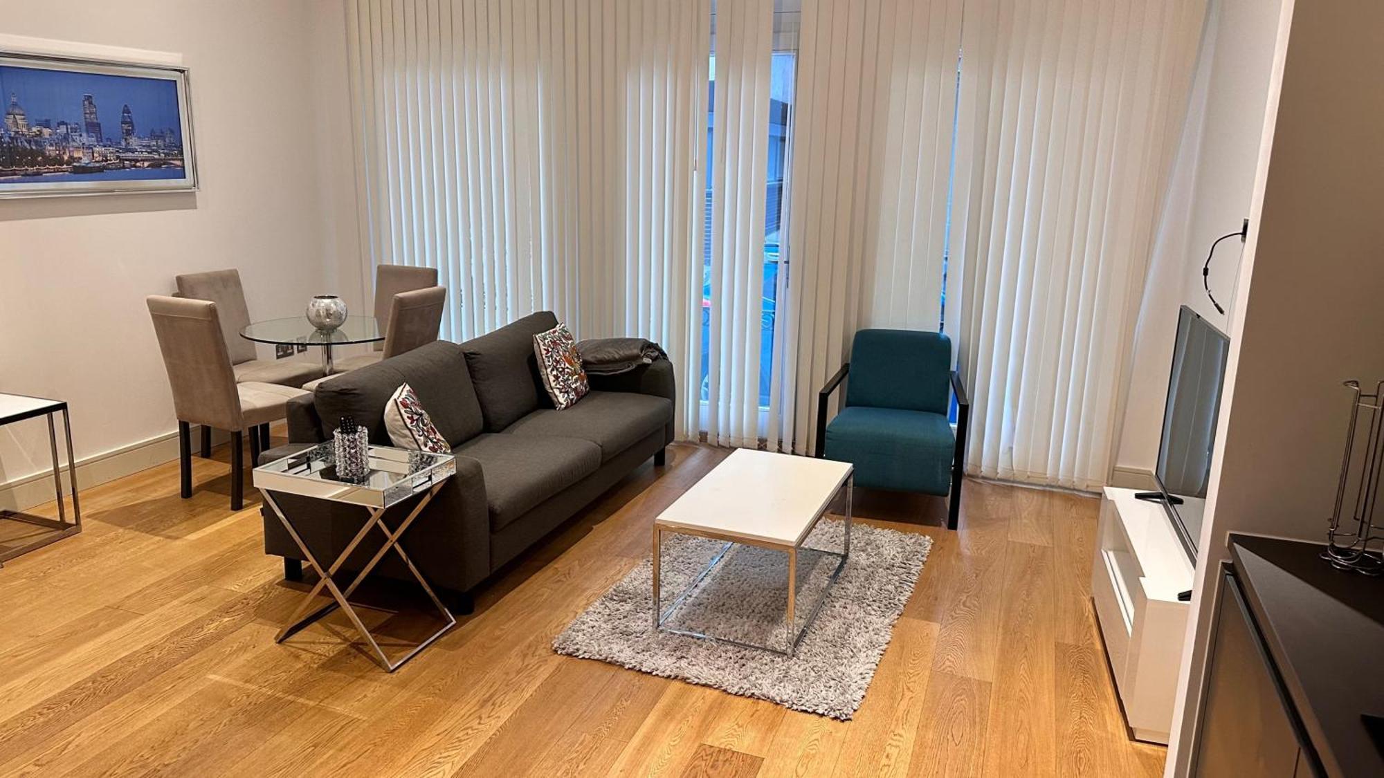 Apartment-sleeps3-hottub-patio *