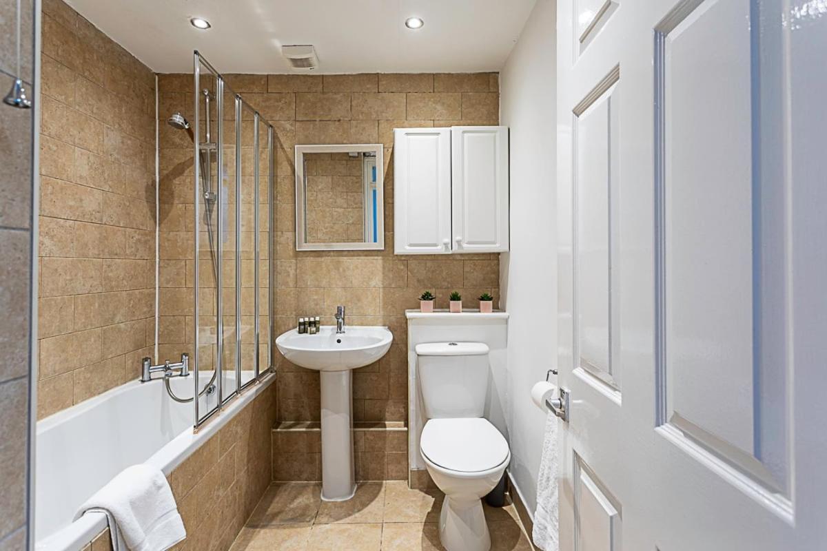 Modern Near * London