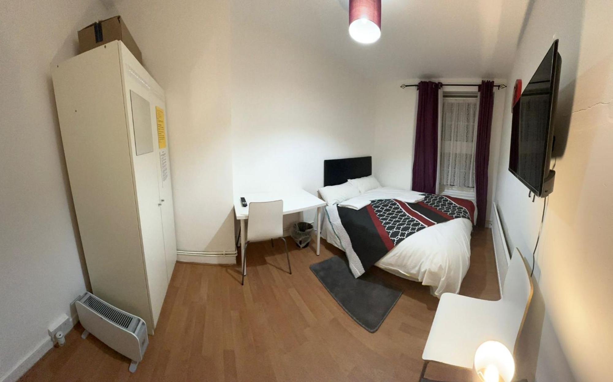 Beautiful Private Double In A Shared 3-bedroom Minutes Walk From Bethnal