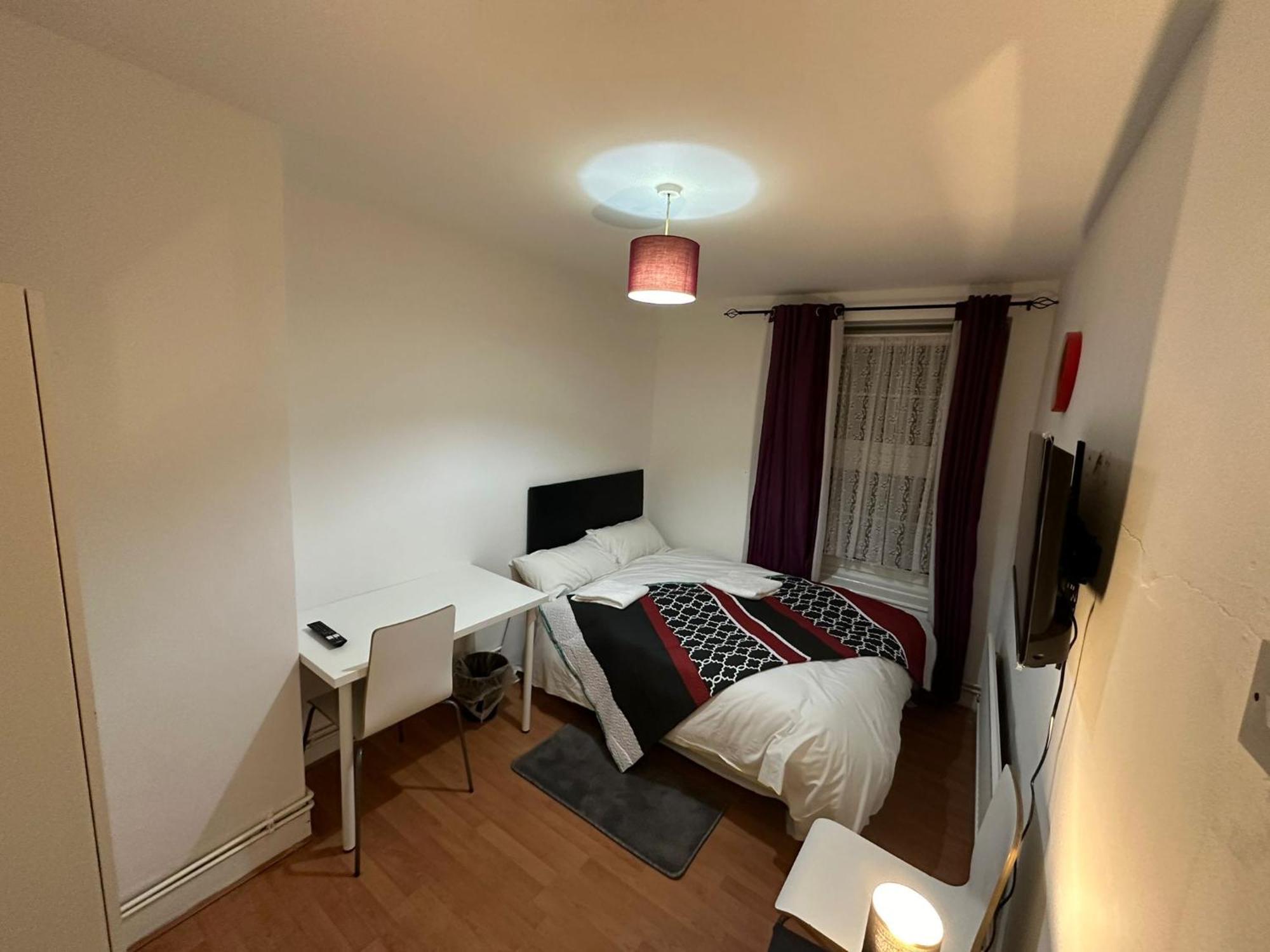 Beautiful Private Double In A Shared 3-bedroom Minutes Walk From Bethnal Apartment *