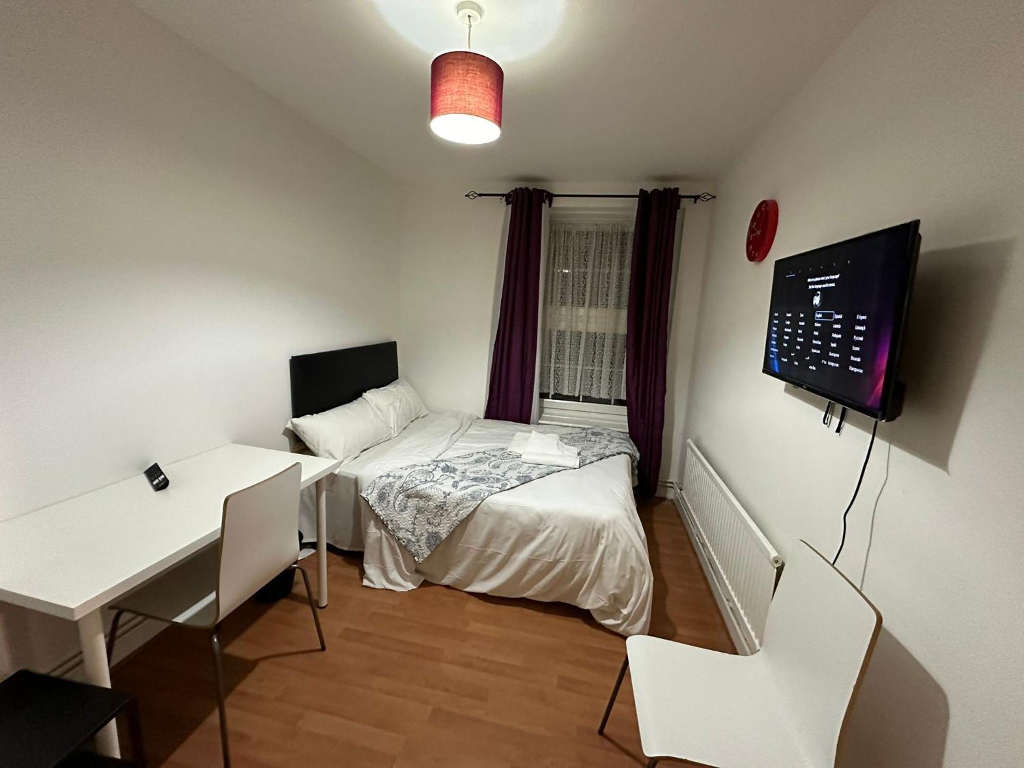 Beautiful Private Double In A Shared 3-bedroom Minutes Walk From Bethnal Apartment London
