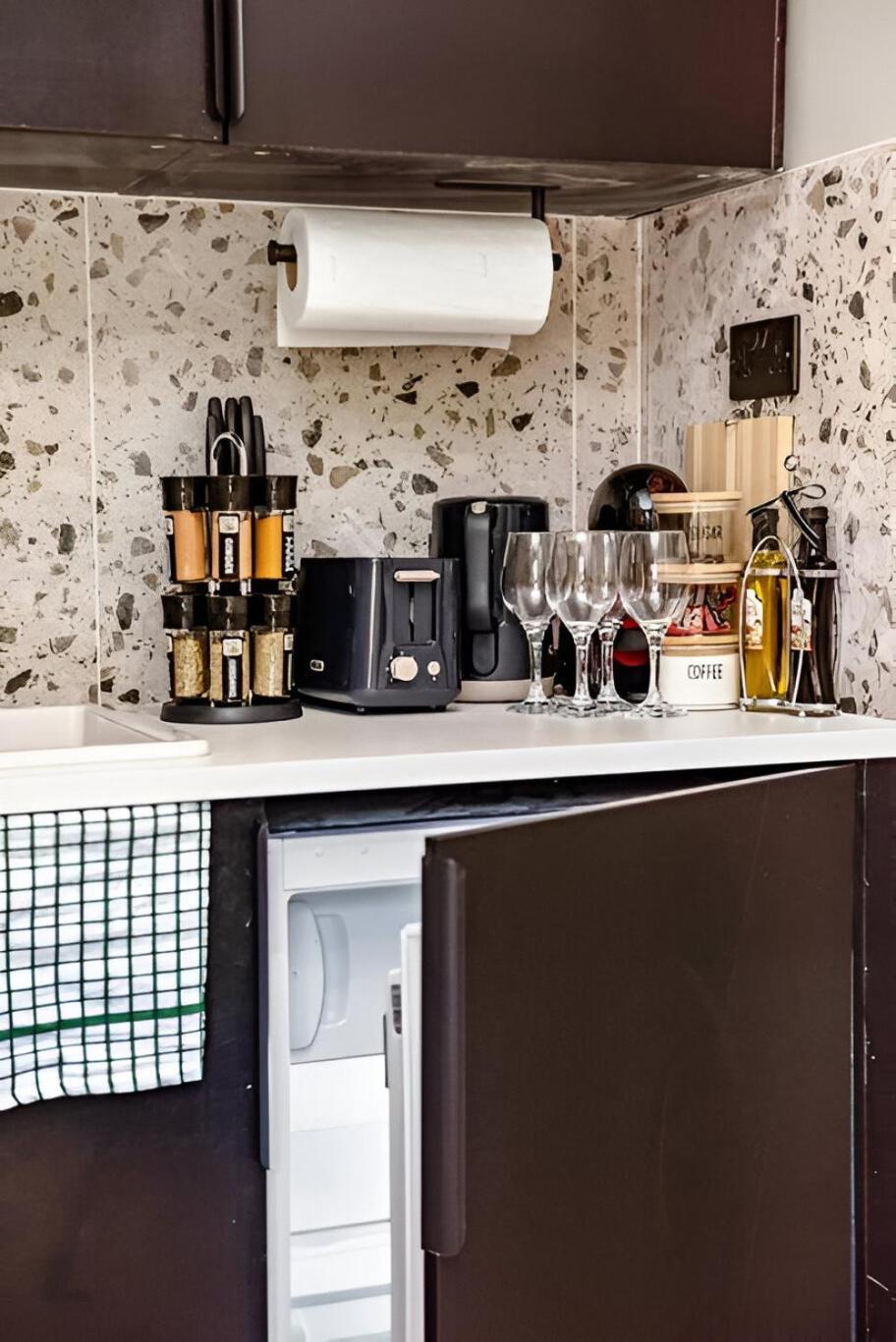 Glam Compact With Chic Kitchenette Appartement Londres