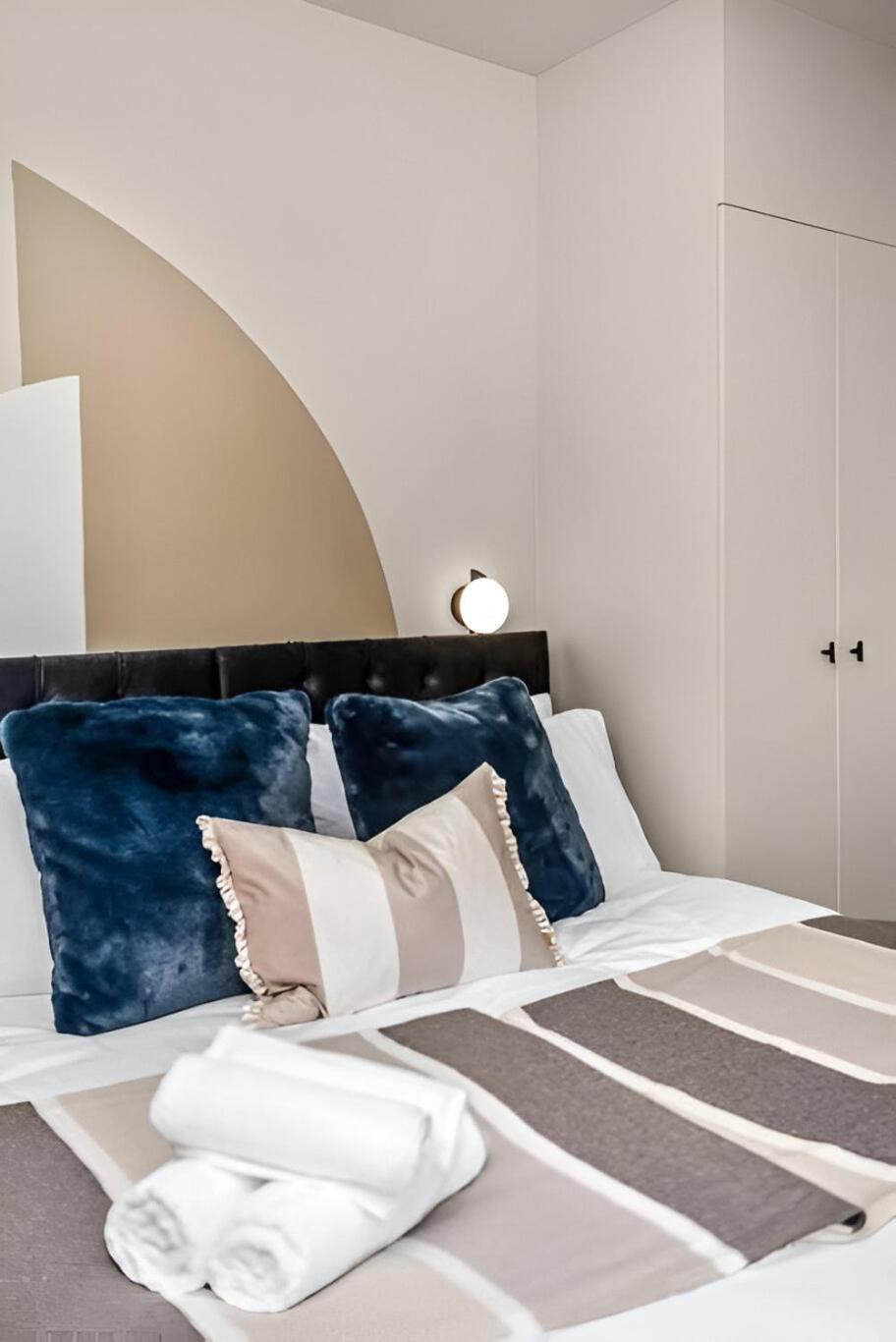 Delightful With Modern Kitchenette Londres