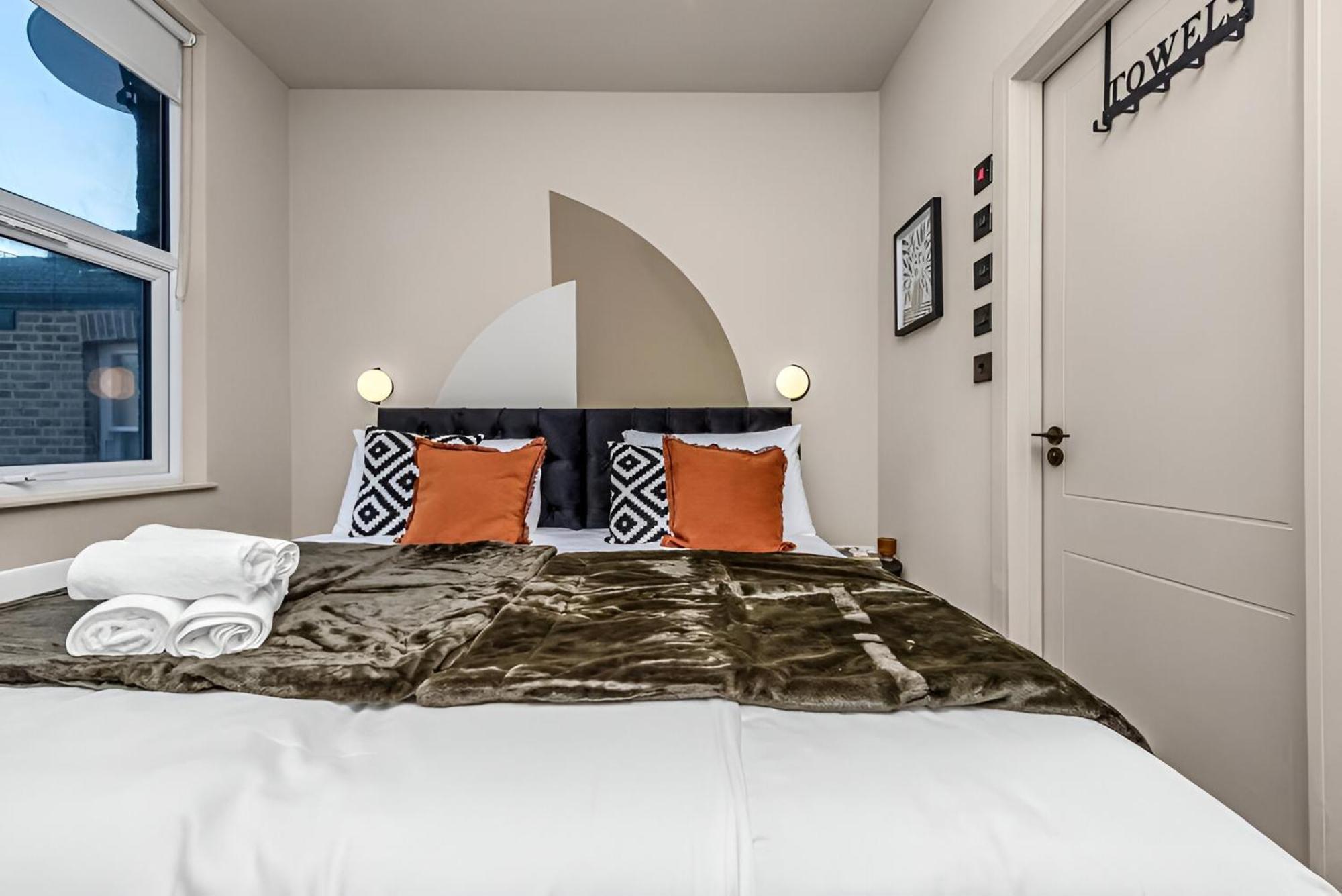Glam Compact With Chic Kitchenette Appartement