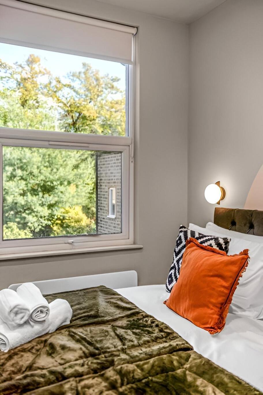Glam Compact With Chic Kitchenette Londres