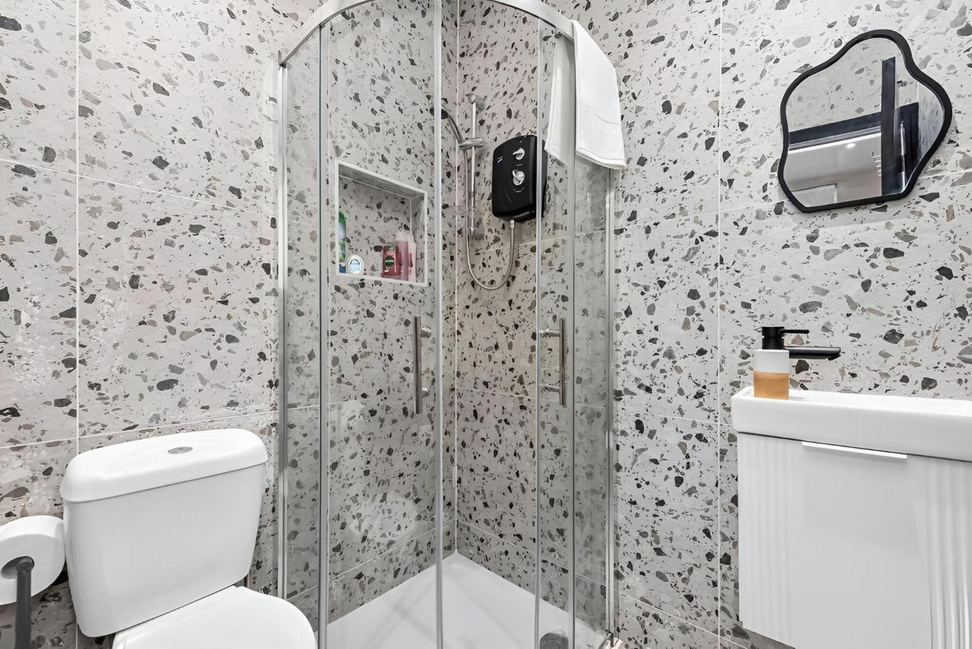 Glam Compact With Chic Kitchenette Londres