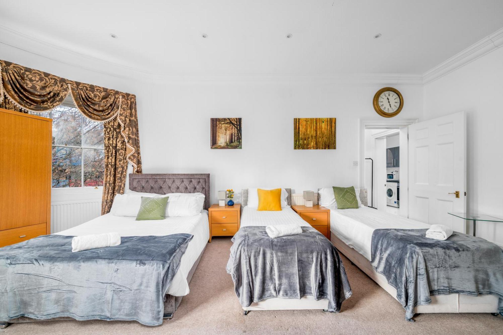 Canary Wharf - Spacious Near Excel Exhibition Centre, O2 Arena, Airport, Free Parking & Wifi Appartement Londen