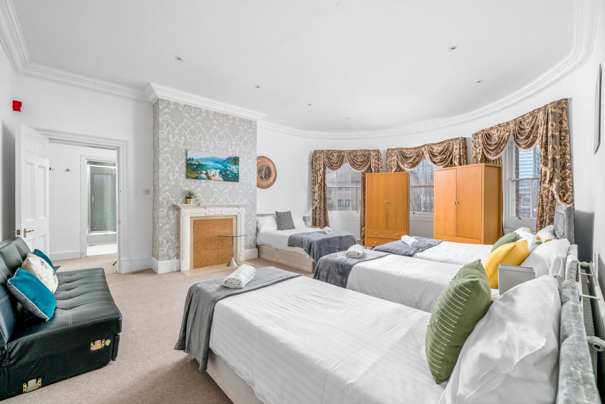 Canary Wharf - Spacious Near Excel Exhibition Centre, O2 Arena, Airport, Free Parking & Wifi Appartement Londen
