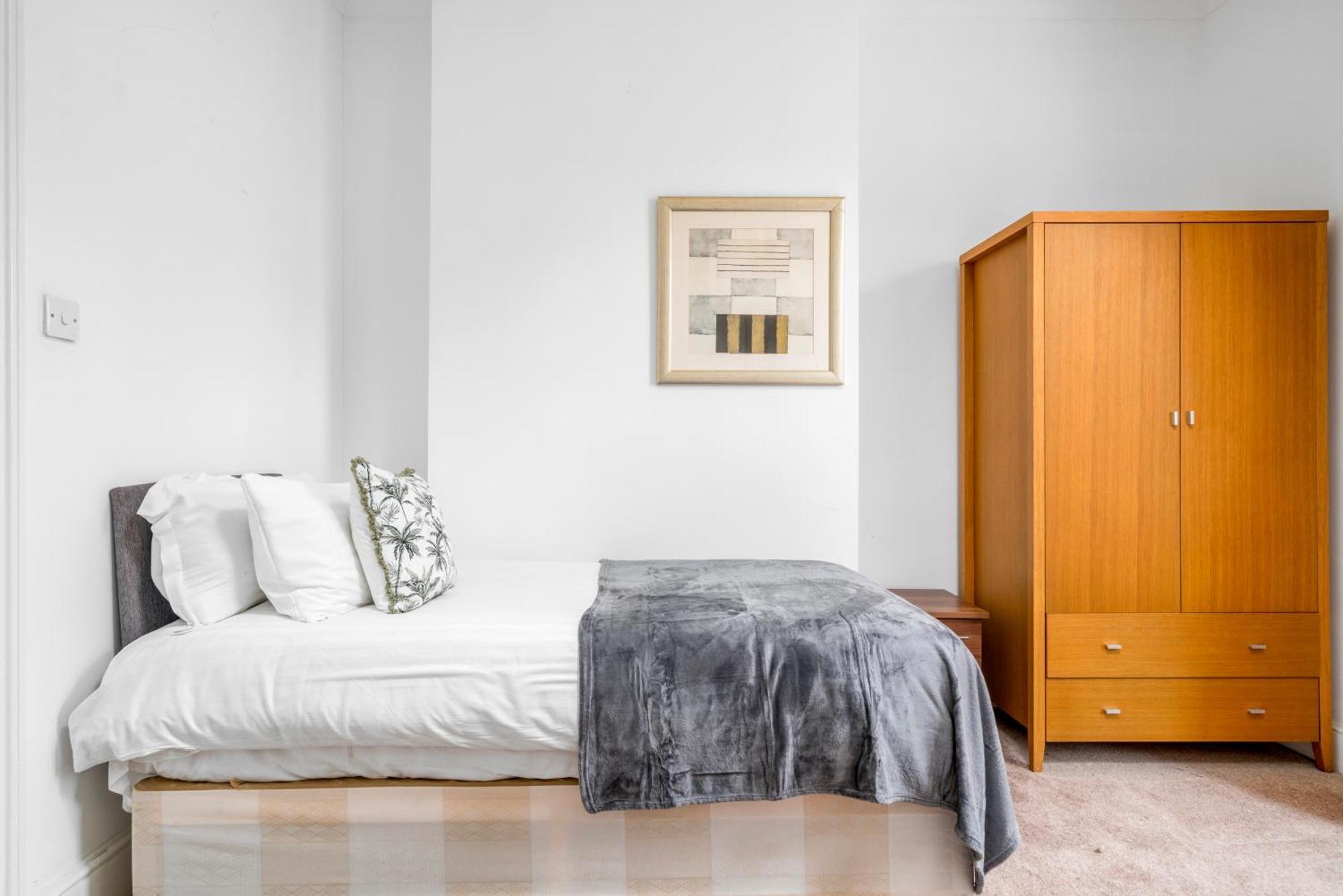 Canary Wharf - Spacious Near Excel Exhibition Centre, O2 Arena, Airport, Free Parking & Wifi Appartement Londen