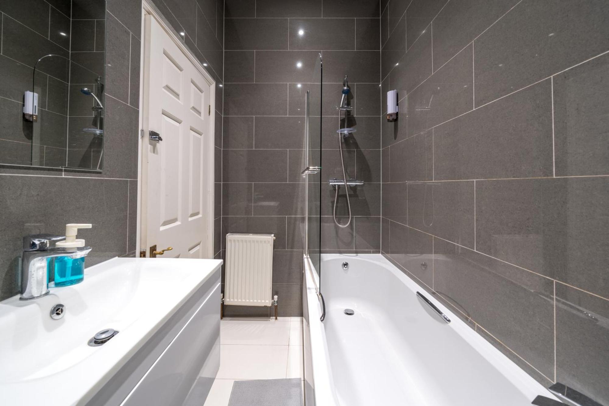 Canary Wharf - Spacious Near Excel Exhibition Centre, O2 Arena, Airport, Free Parking & Wifi Appartement Londen