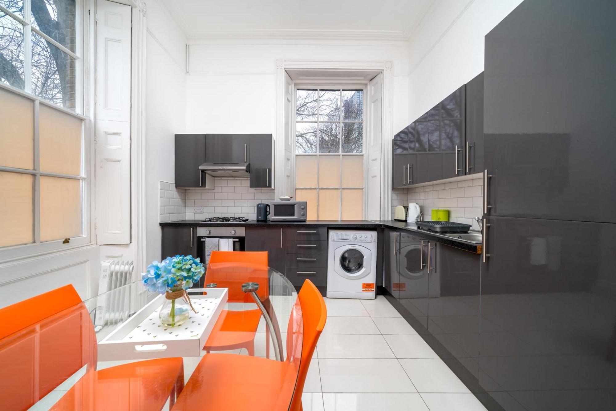Canary Wharf - Spacious Near Excel Exhibition Centre, O2 Arena, Airport, Free Parking & Wifi Appartement Londen
