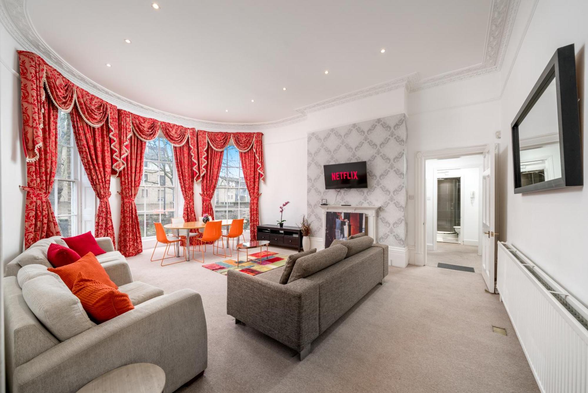 Canary Wharf - Spacious Near Excel Exhibition Centre, O2 Arena, Airport, Free Parking & Wifi Appartement Londen