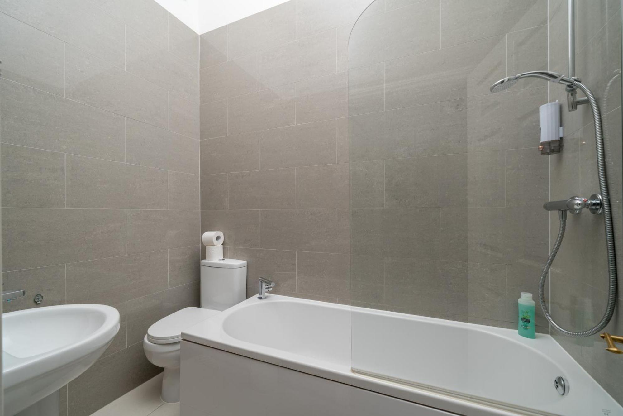 Canary Wharf - Spacious Near Excel Exhibition Centre, O2 Arena, Airport, Free Parking & Wifi