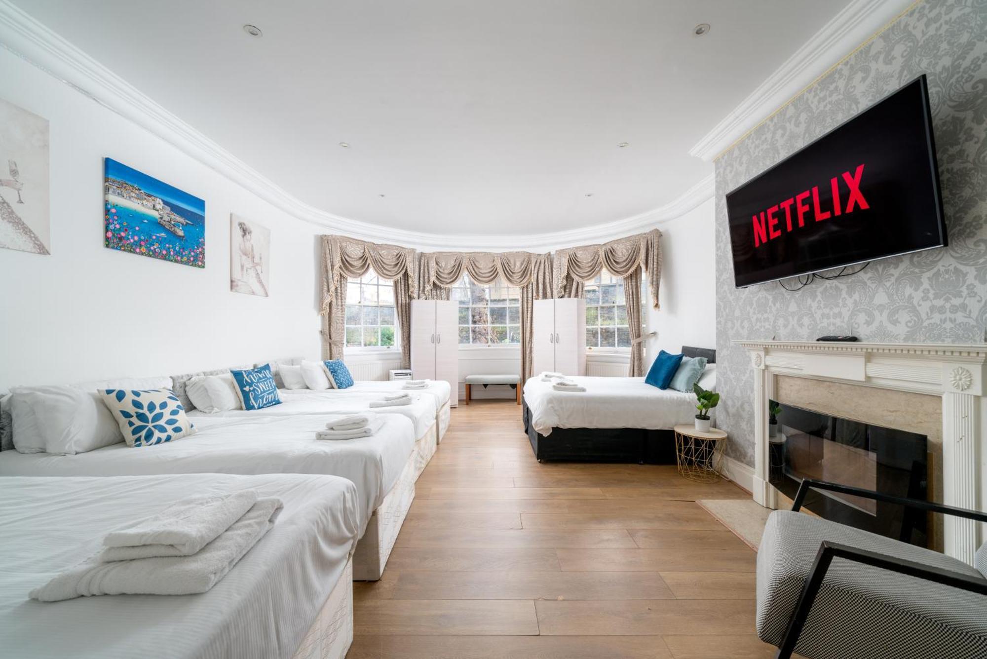 Canary Wharf - Spacious Near Excel Exhibition Centre, O2 Arena, Airport, Free Parking & Wifi Appartement Londen