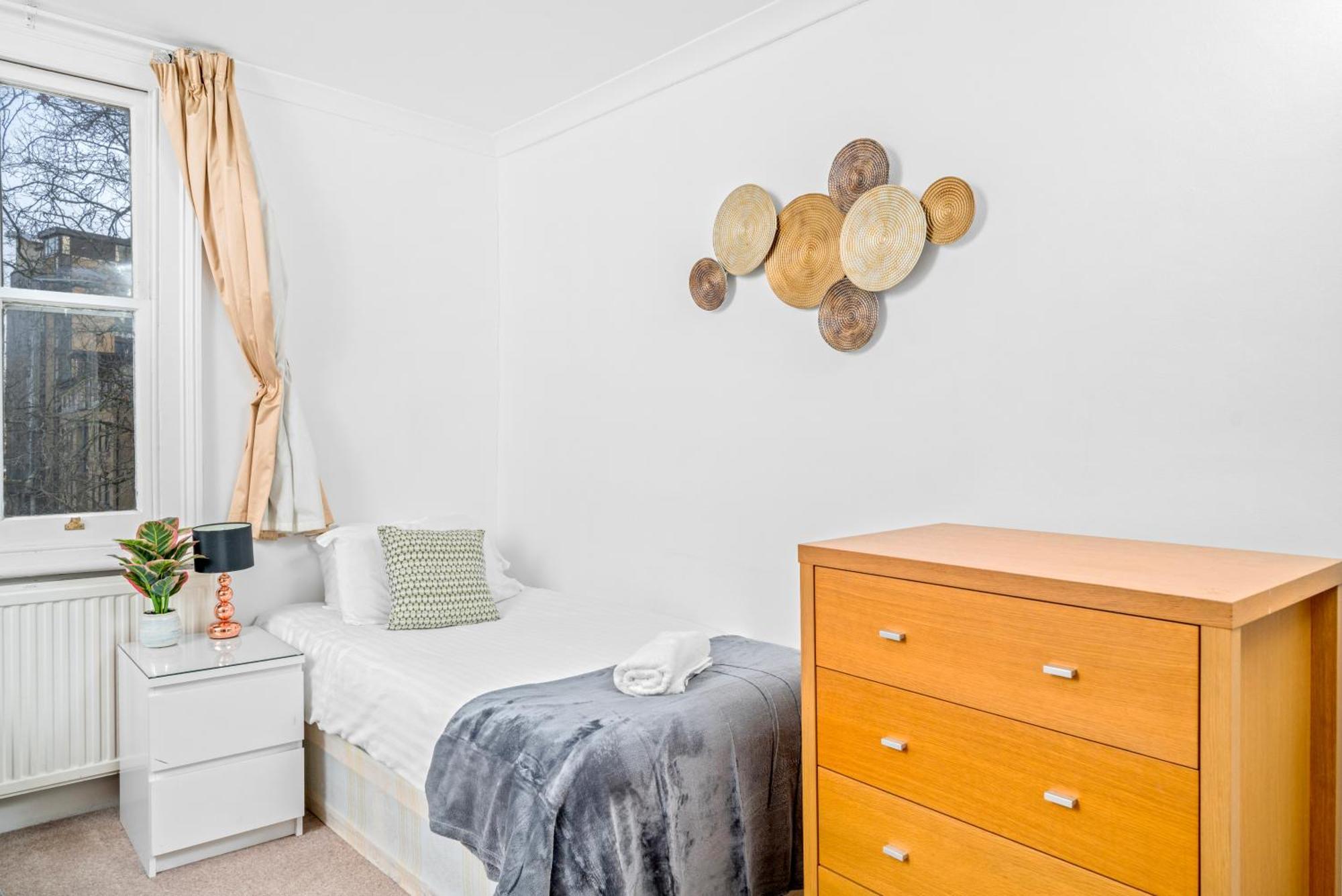 Canary Wharf - Spacious Near Excel Exhibition Centre, O2 Arena, Airport, Free Parking & Wifi
