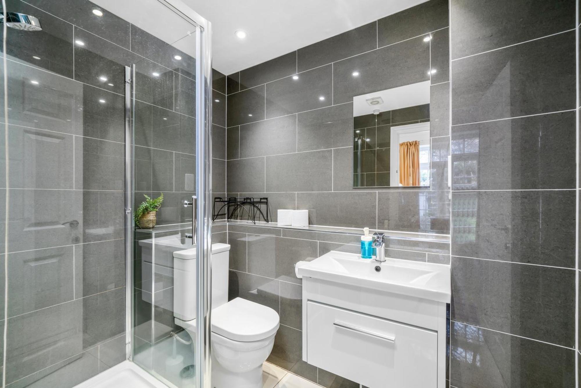Canary Wharf - Spacious Near Excel Exhibition Centre, O2 Arena, Airport, Free Parking & Wifi