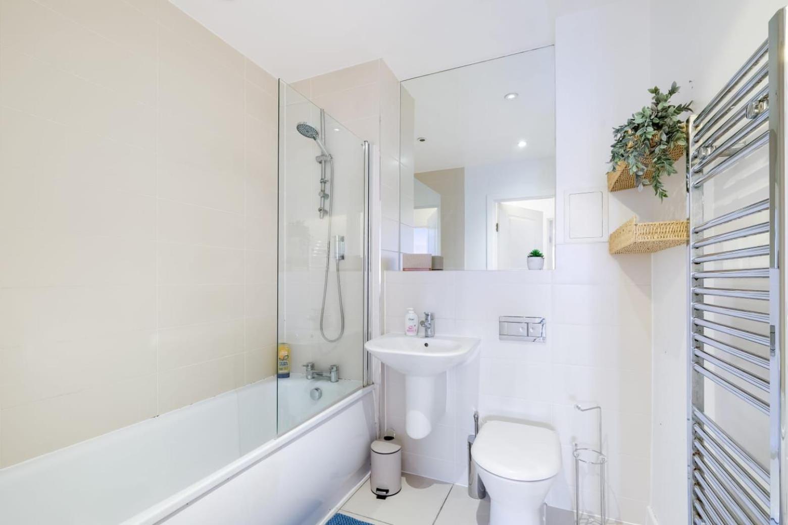 Modern 3-bedroom, 1-bathroom In East Apartamento Londres