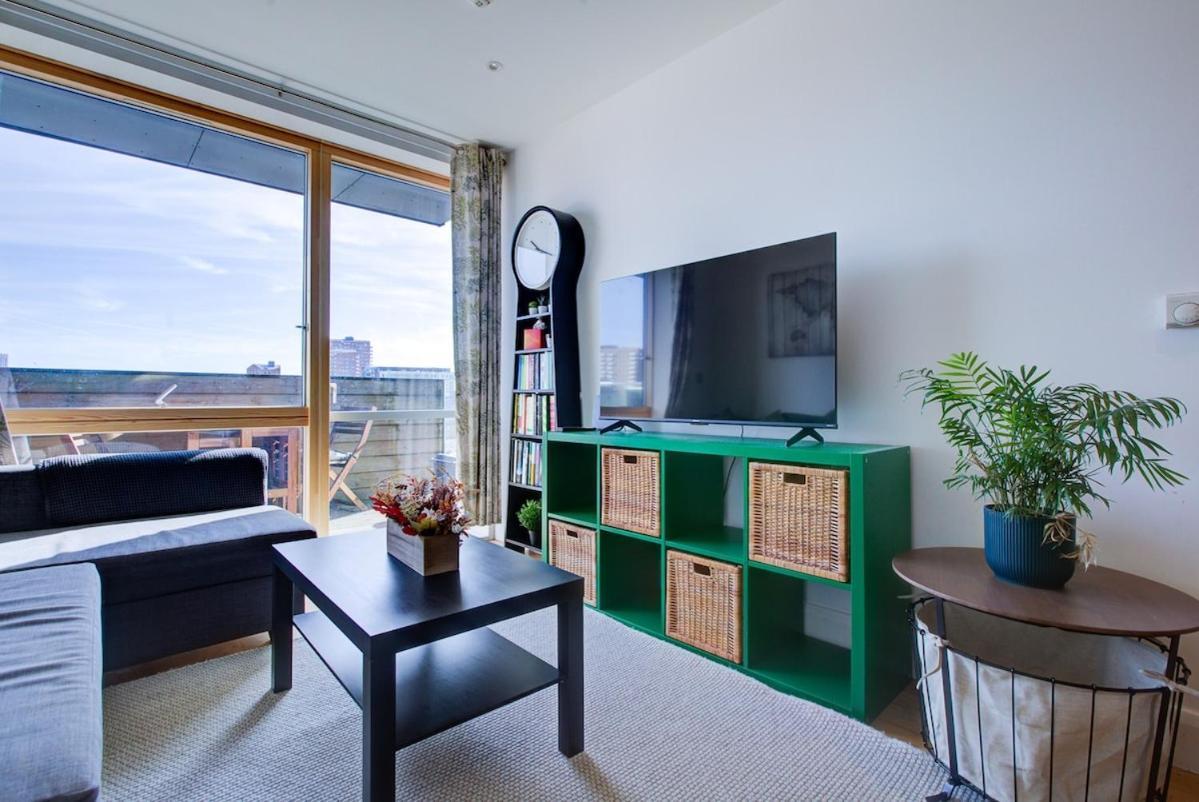 Modern 1-bed Entire Apartment, Zone 2 * Londres