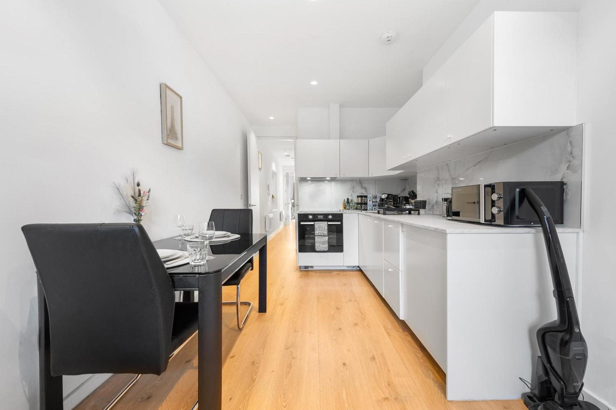 Modern Luxury Next To Aldgate East Station And Tower Of *
