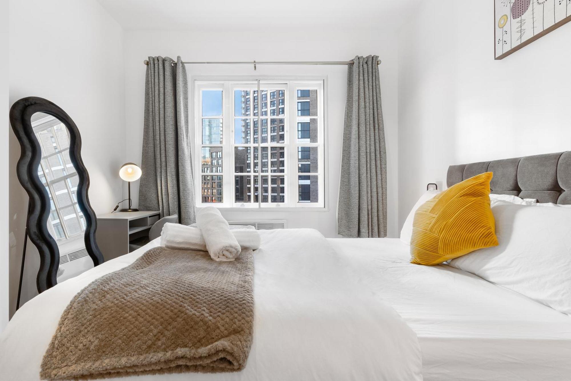 Modern Luxury Next To Aldgate East Station And Tower Of