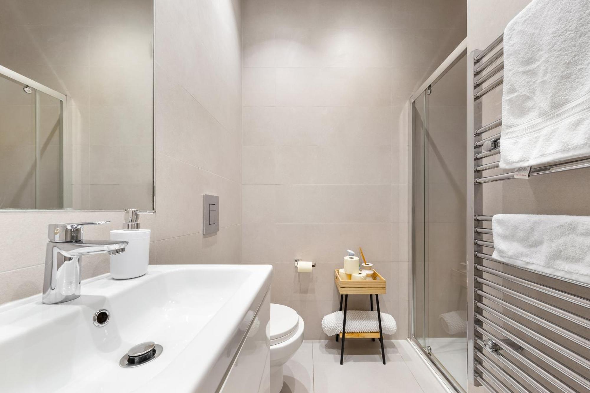 Modern Luxury Next To Aldgate East Station And Tower Of Londres
