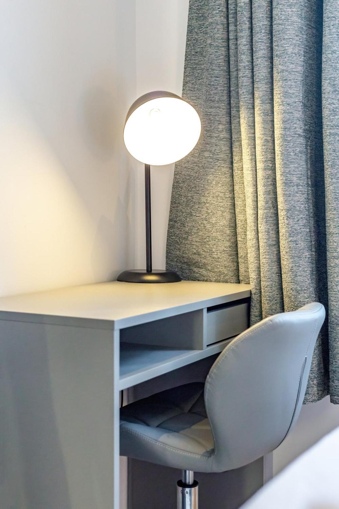 Modern Luxury Next To Aldgate East Station And Tower Of