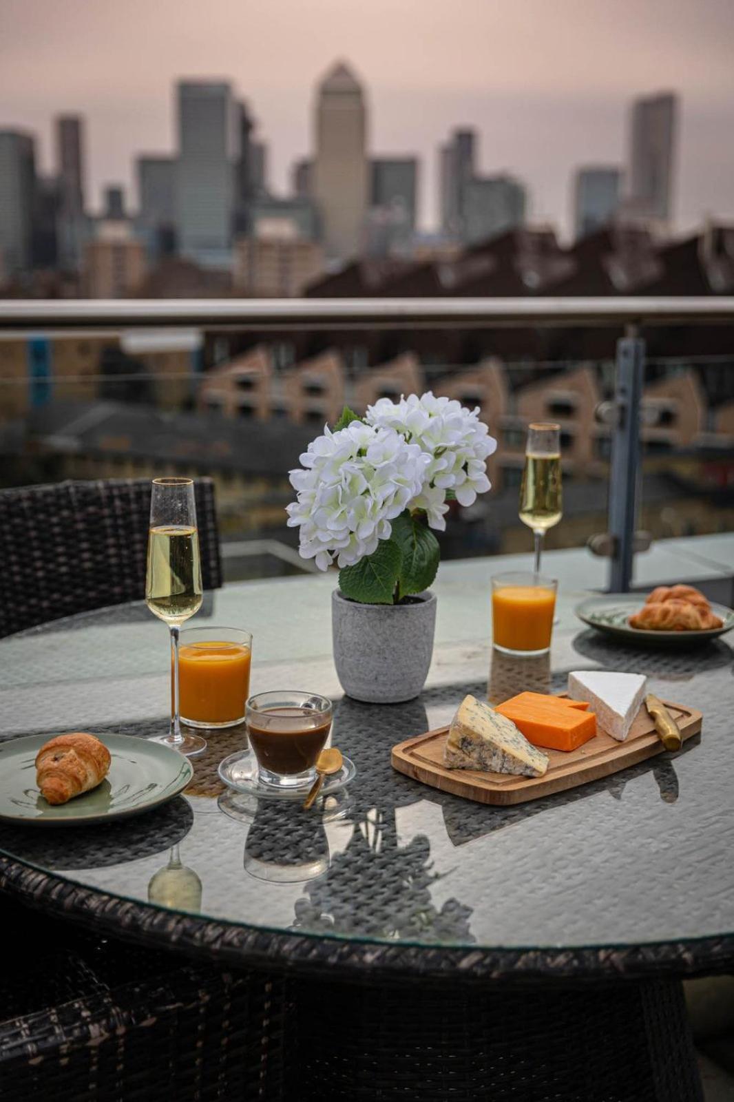 Appartement Penthouse - Canary Wharf - 24 Hr Concierge, Gym, Hot Tub, Sauna, Balcony, Terrace Londen