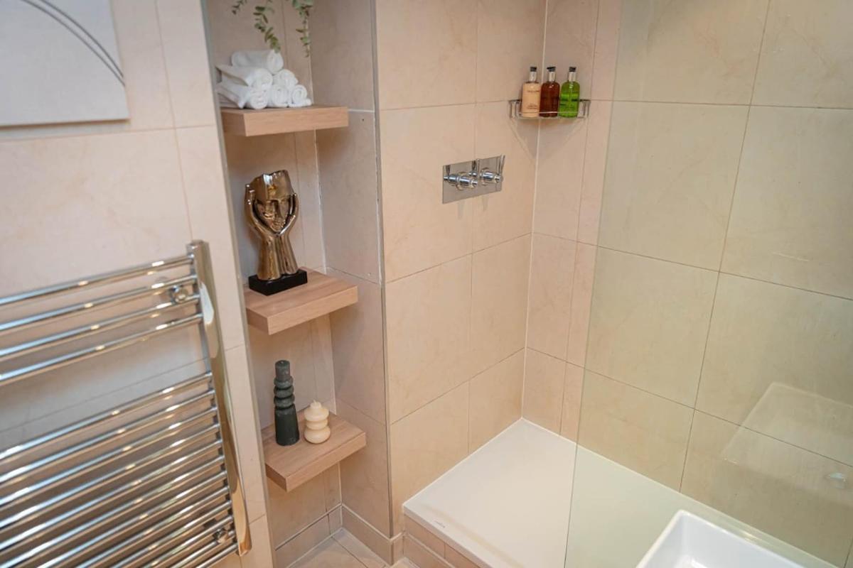 Appartement Penthouse - Canary Wharf - 24 Hr Concierge, Gym, Hot Tub, Sauna, Balcony, Terrace Londen