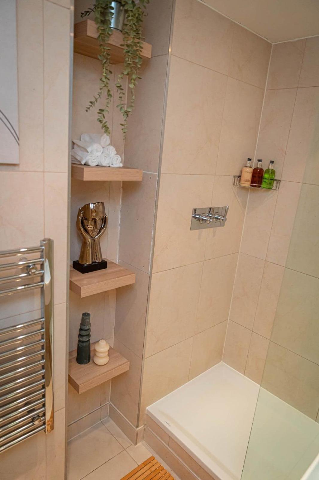 Penthouse - Canary Wharf - 24 Hr Concierge, Gym, Hot Tub, Sauna, Balcony, Terrace * Londen