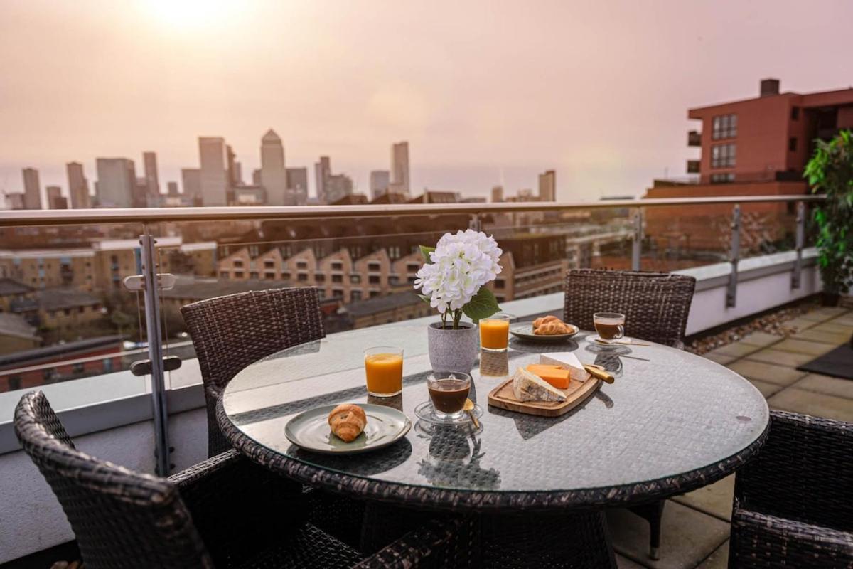 Penthouse - Canary Wharf - 24 Hr Concierge, Gym, Hot Tub, Sauna, Balcony, Terrace * Londen
