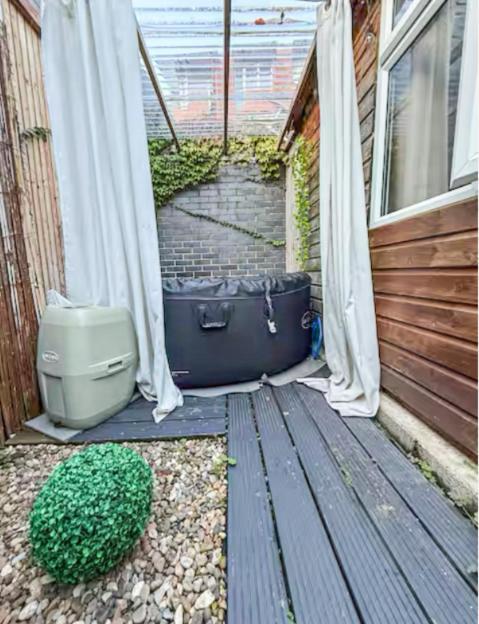 2bed Garden House W/hot Tub, Sauna & Cinema