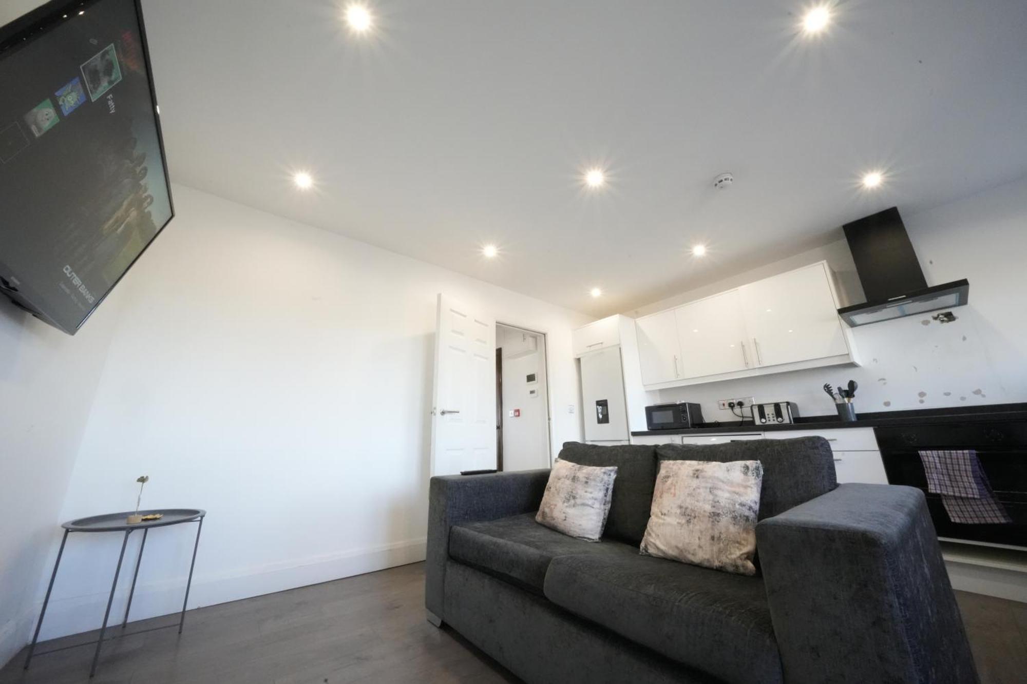 Hatton Heathrow Airport- Free Parking-free Underground To And From Heathrow Airport Hatton Cross Picture-see Fast Hatton Cross To 30min Londen