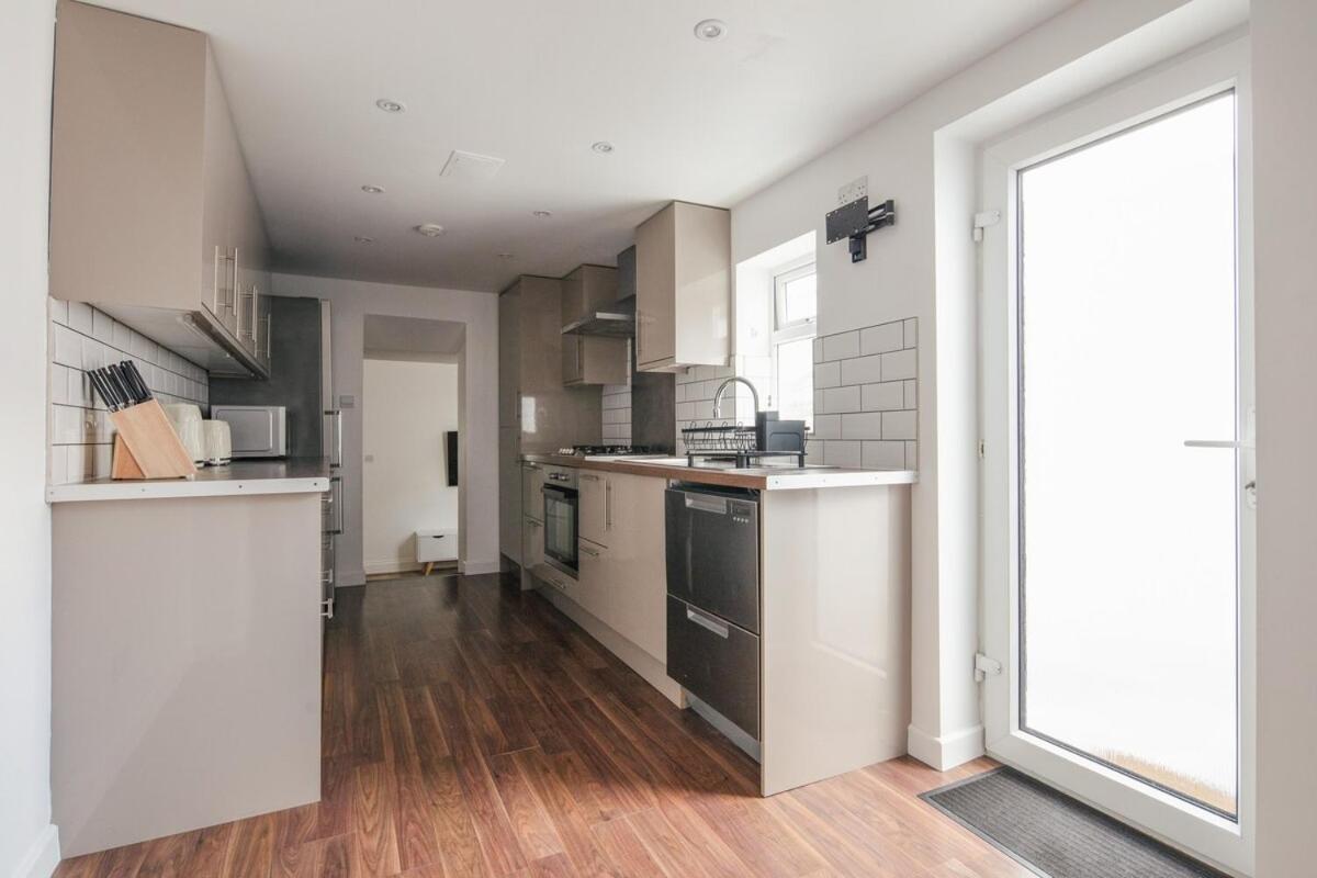 Spacious 3 Bedroom With Ps5 And Pool Table Near O2 Arena Canary Wharf And Elizabeth Line To * Londres