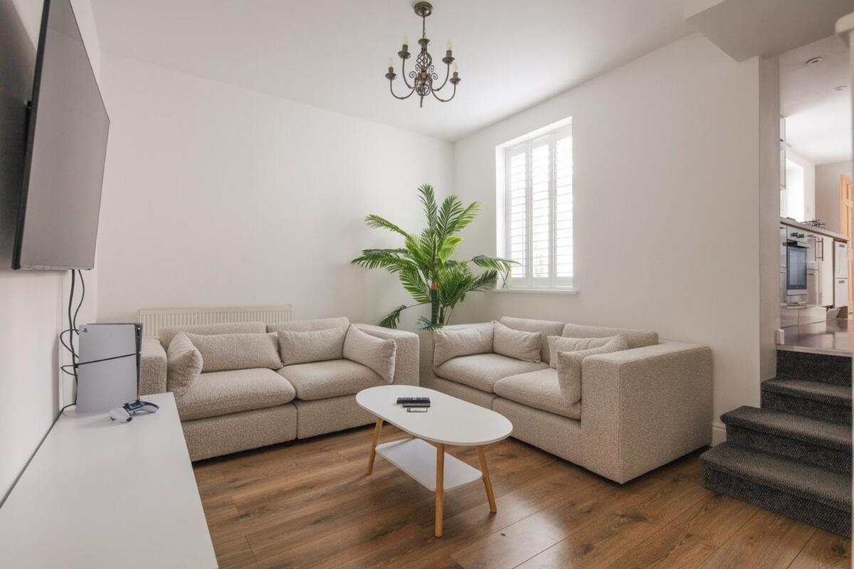 Spacious 3 Bedroom With Ps5 And Pool Table Near O2 Arena Canary Wharf And Elizabeth Line To Appartement Londres
