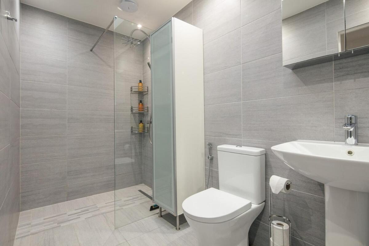 Spacious 3 Bedroom With Ps5 And Pool Table Near O2 Arena Canary Wharf And Elizabeth Line To Londres
