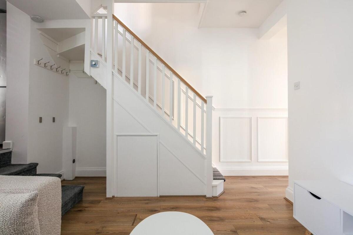 Spacious 3 Bedroom With Ps5 And Pool Table Near O2 Arena Canary Wharf And Elizabeth Line To Londres