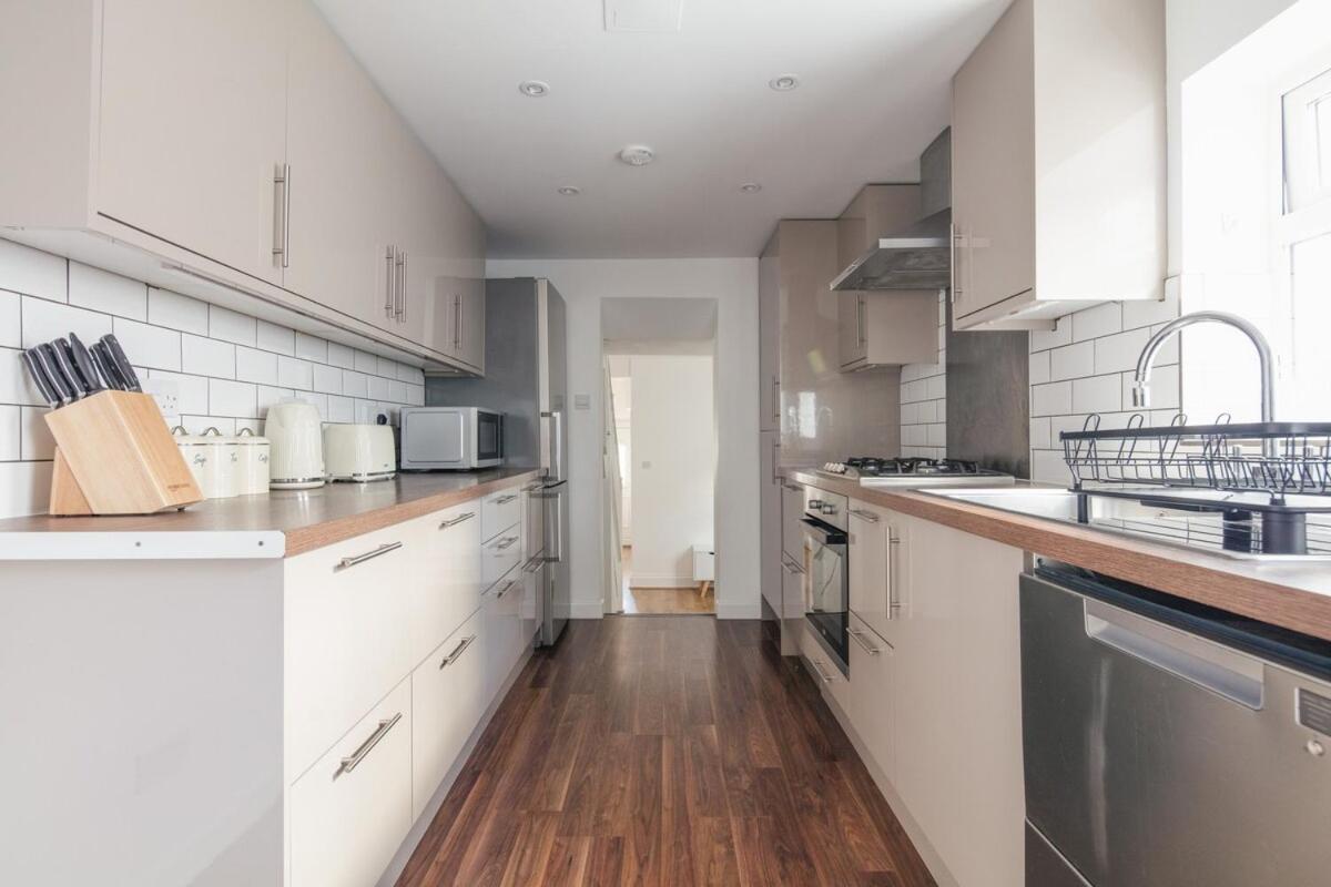 Spacious 3 Bedroom With Ps5 And Pool Table Near O2 Arena Canary Wharf And Elizabeth Line To * Londres