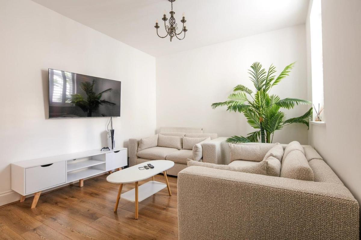 Spacious 3 Bedroom With Ps5 And Pool Table Near O2 Arena Canary Wharf And Elizabeth Line To Londres